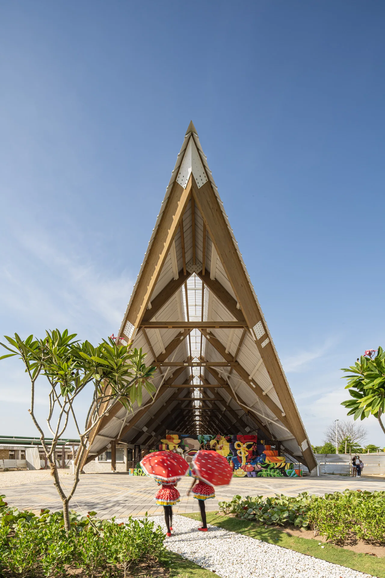 Interior de los talleres de arte y música con estructura de concreto visto.